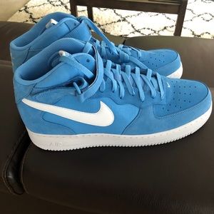 Nike que force 1 mid